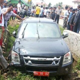 Mobil dinas milik Bappeda Kerinci nyungsep pe parit setelah menabrak sebuah sepeda motor di Semurup, tadi pagi (25/10). F/DIPAR/JU